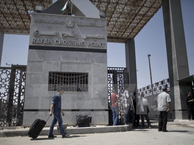Người Palestine chờ qua cửa khẩu ở thành phố Rafah, miền Nam Dải Gaza ngày 20/8.